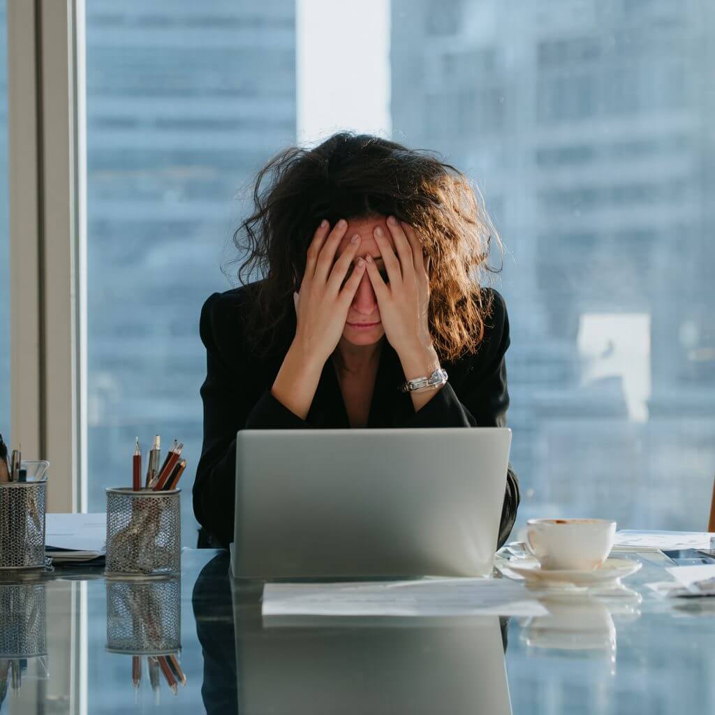 thdesign2024_Photo_realistic_image_of_a_frustrated_30-year-old__a7d17a4b-2e6c-4a29-96a2-77b3035e1cbc